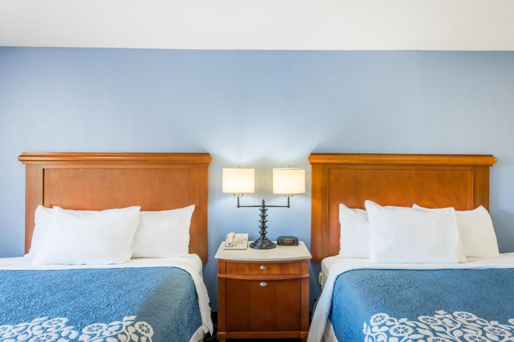 King Room - Non-Smoking interior